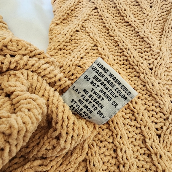 Poofs Apparel Women’s Knitted Sweater Caramel Sz MEDIUM NWT - Picture 4 of 7